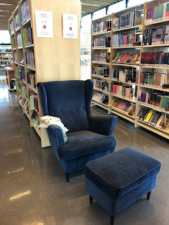 Los sillones invitan a la lectura en esta biblioteca de Akureyri.
