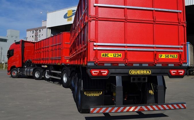 CONTRAN confirma não obrigatoriedade do uso de faixas ouro em caminhões