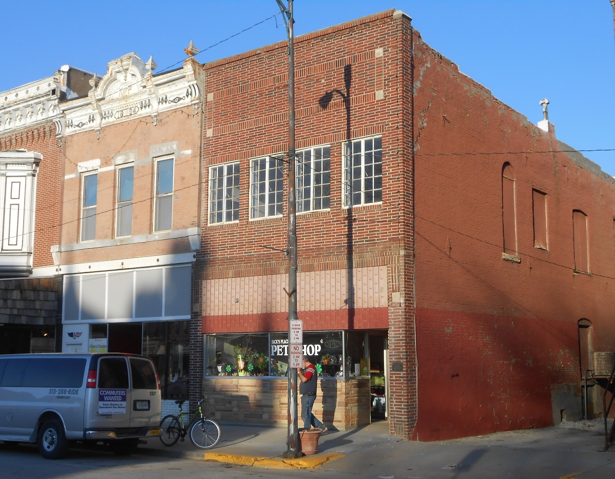 Chariton's Square Deal East Side Palmer Building