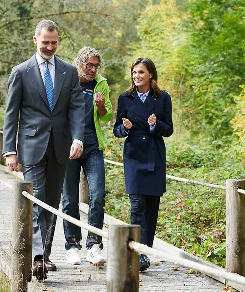 Moal was honoured as the 2018 Best Asturian Village. Queen Letizia wore Carolina Herrera trenc coat and Hugo Boss trousers.