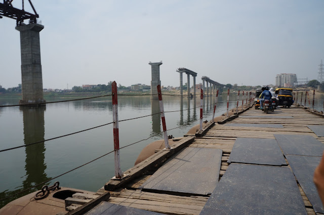 Jembatan kayu dari drum untuk penyeberangan penduduk lokal di Sungai Gangga Jembatan kayu dari drum untuk penyeberangan penduduk lokal di Sungai Gangga