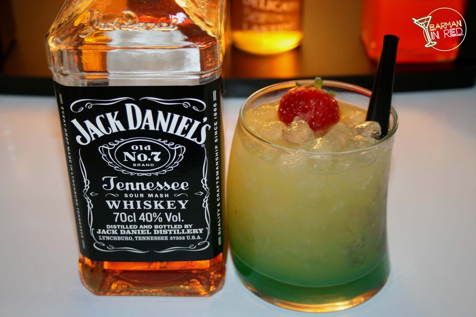 con Jack Daniels: Destino Azul (Blue Destinity Cocktail)