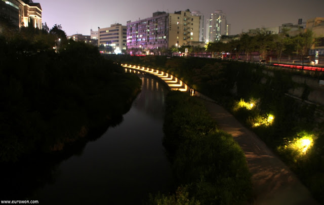 Fotografía nocturna del arroyo Cheonggyecheon de Seúl