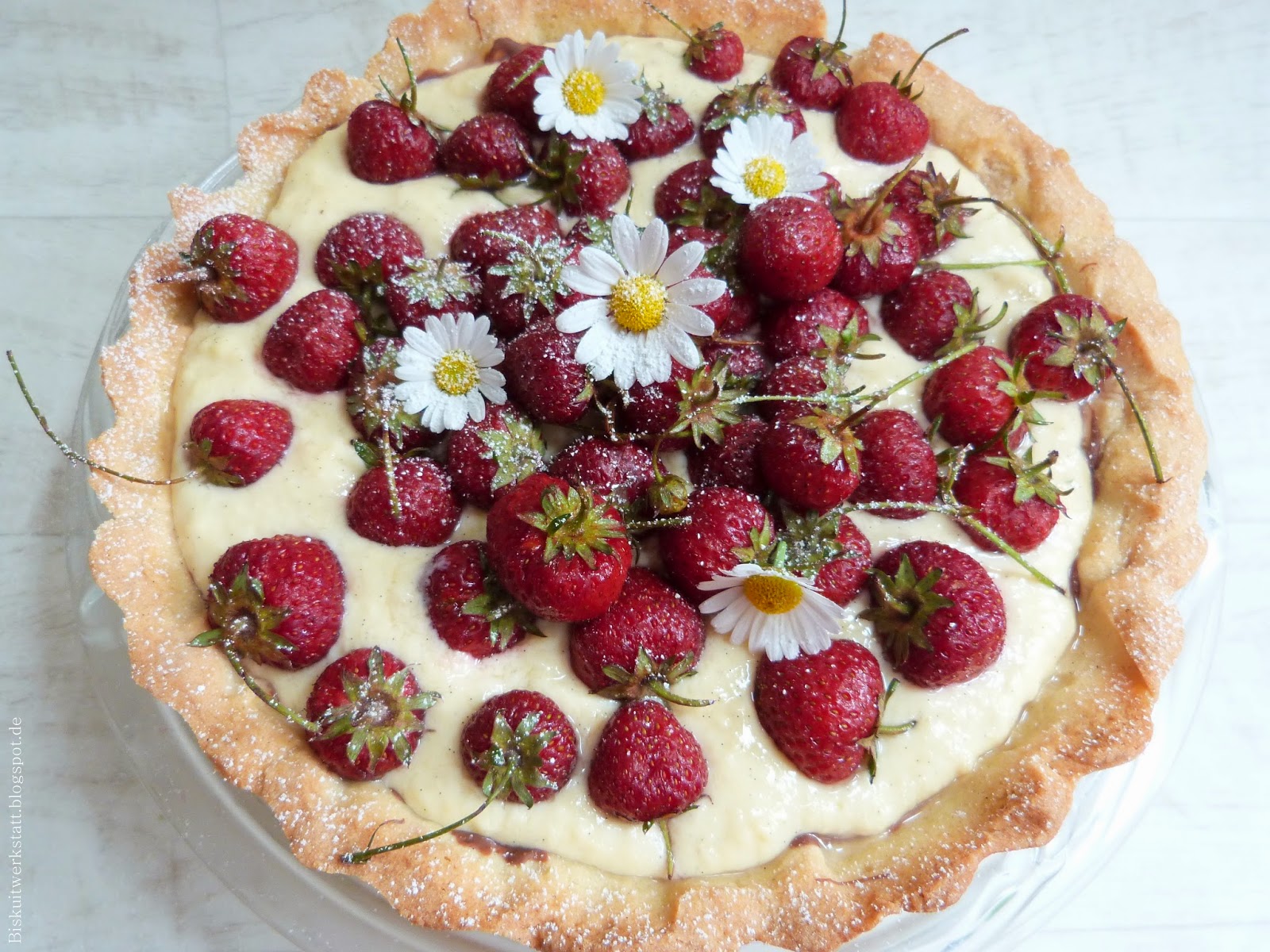 Knusprige Erdbeertarte mit Mandelboden und Schokoladenanstrich und ...