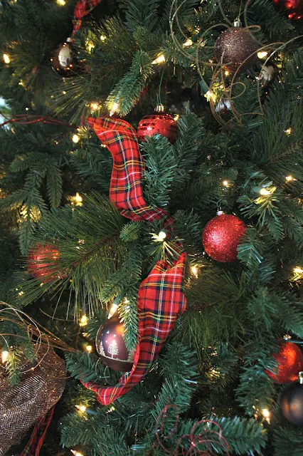 How to use ribbon in Christmas tree