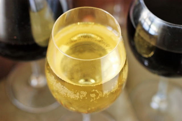 Thin-Rimmed Wine Glass Image