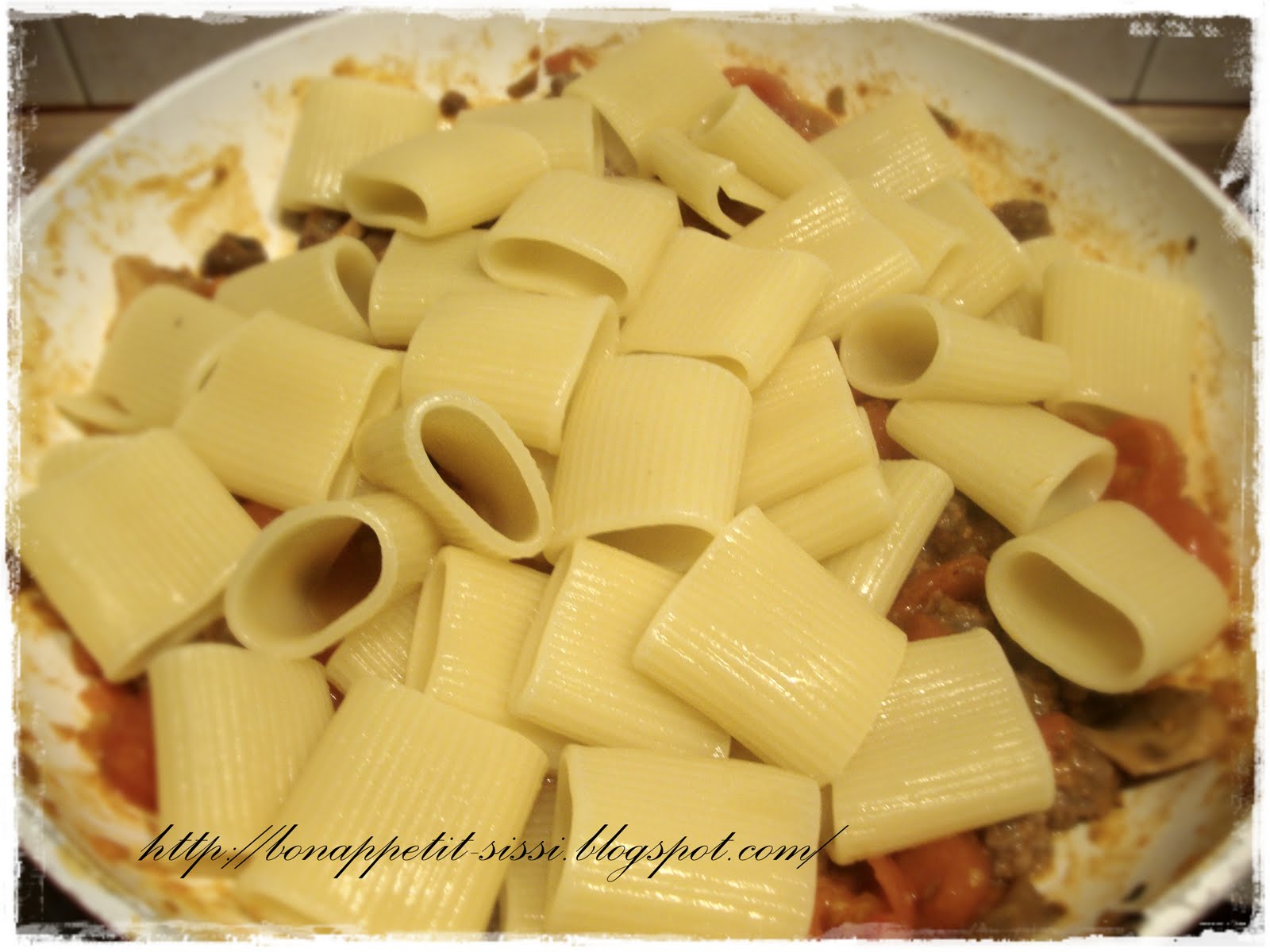 'e Miez Paccheri Rigati con funghi, salsiccia e pomodorini