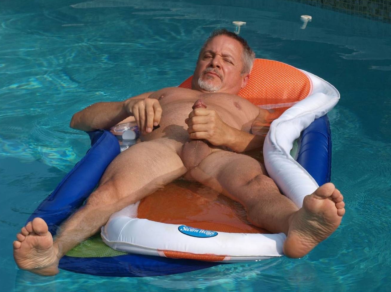 free gallery gay man masturbating from Aron gay piscina