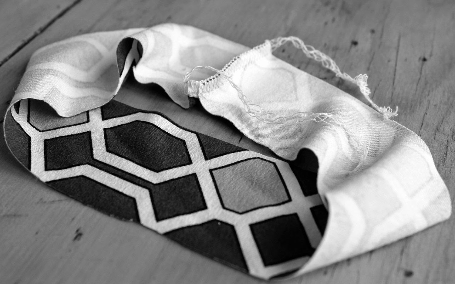 The Makers' Journal HOW TO attach a basic jersey neck binding