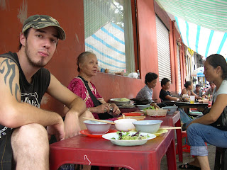 Foto prima di mangiare - Vietnam Carlo Capotorto di Bergamo in viaggio per il mondo - Vietnam