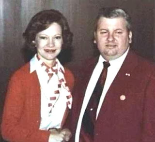 John Wayne Gacy et Rosalynn Carter, épouse de Jimmy Carter, 39ème Président des USA