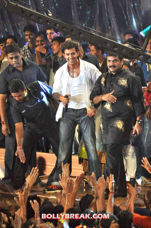 Hrithik Roshan, Sachin Ahir - (5) - Bollywood Celebs Dahi Handi Celebration Pics 2012