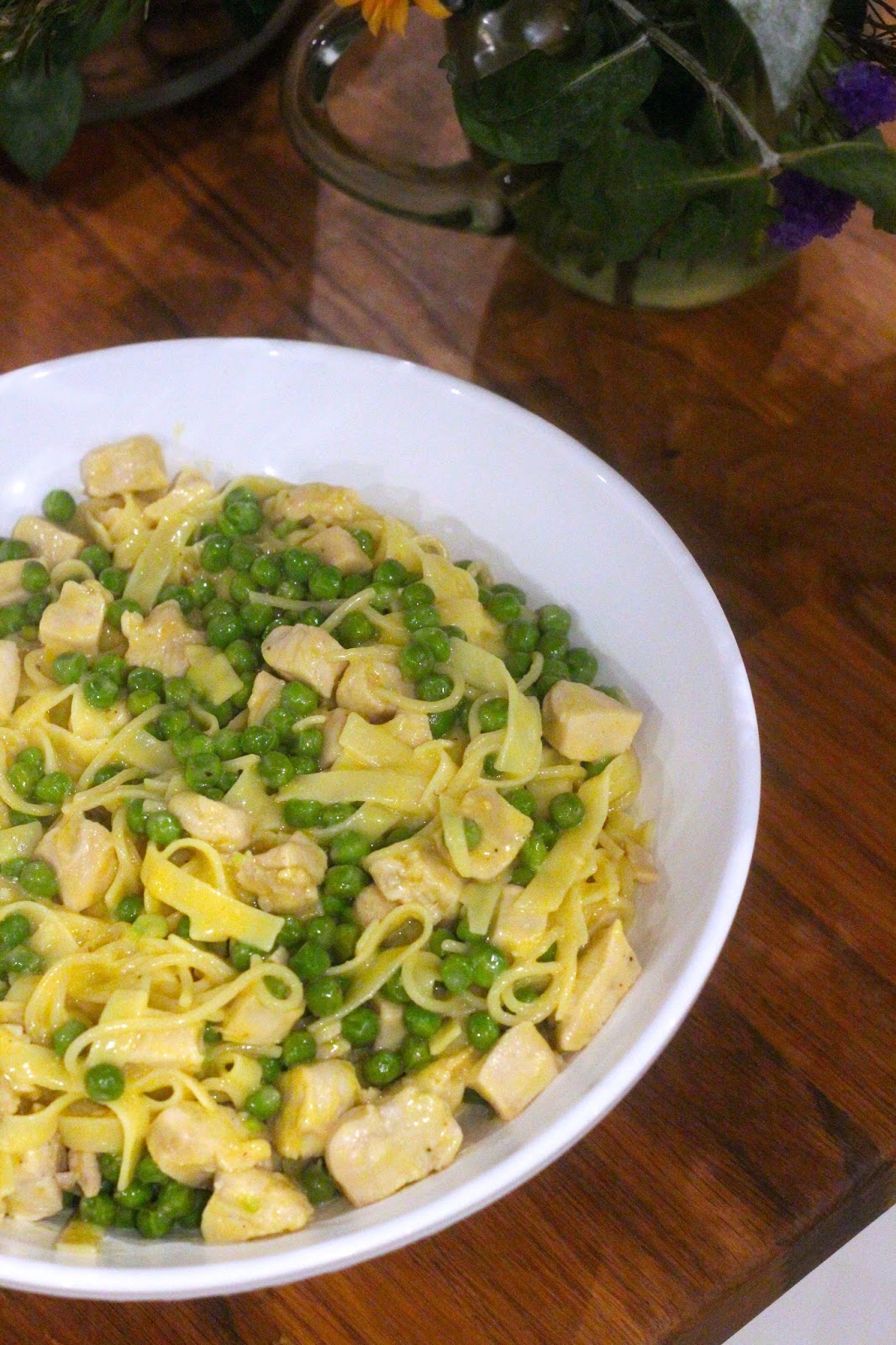 Carbonara de Frango e Ervilhas com Tagliatelle