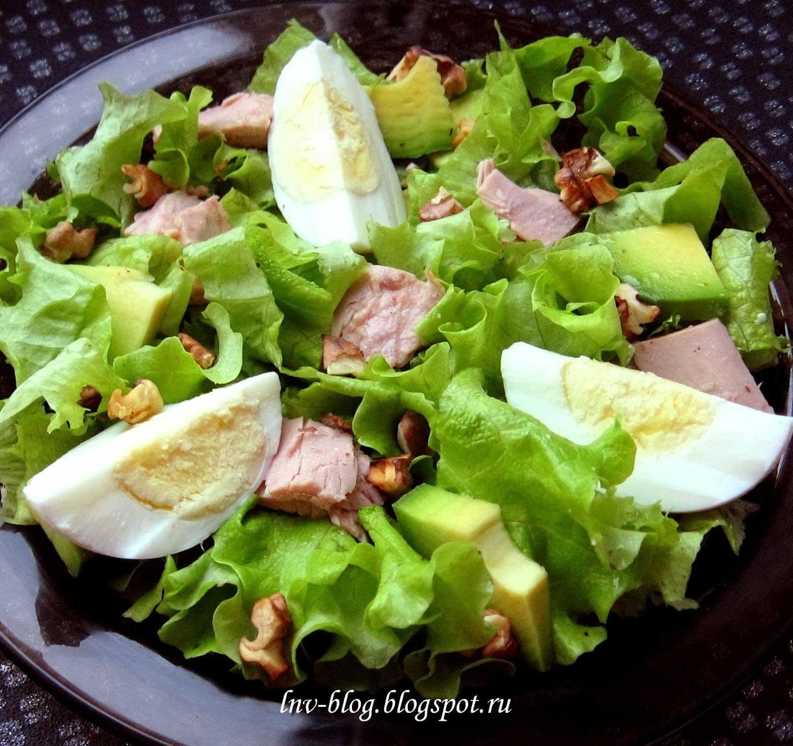 салат с тунцом и авокадо и яйцом. авокадо тунец яйцо. салат с жареным тунцом. салат руккола черри тунец. салат с киноа и авокадо и тунцом.