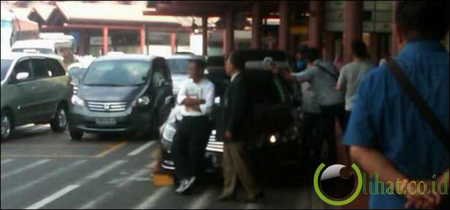 Tongkrongin mobil mewah di Bandara Soekarno-Hatta
