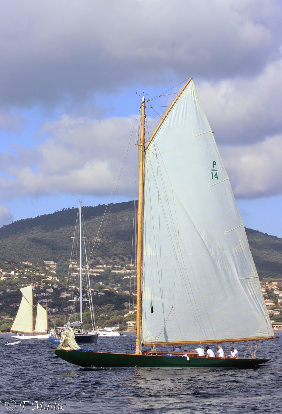 Voilier à un mât (voile aurique ou carrée) OLYMPIAN (P 14)