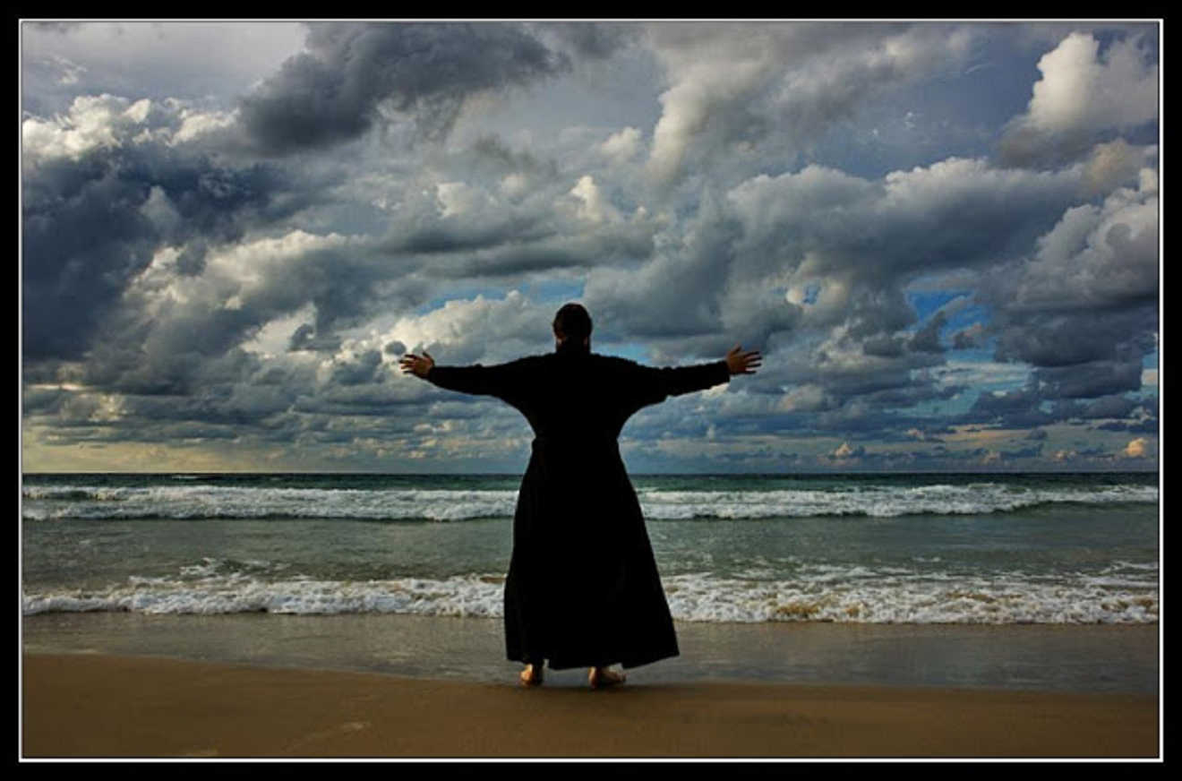 Господь удовольствие. Монах у моря. Радостный монах. Монах у моря картина. Счастливый монах православный.