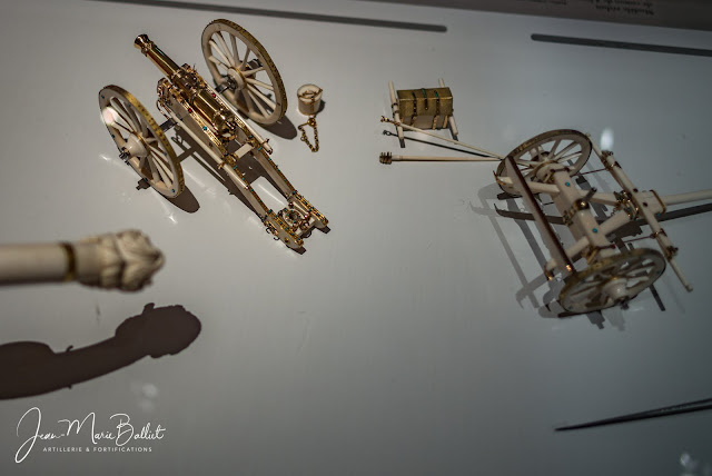 Hôtel des Invalides — Musée de l'Armée : petits modèles d'artillerie