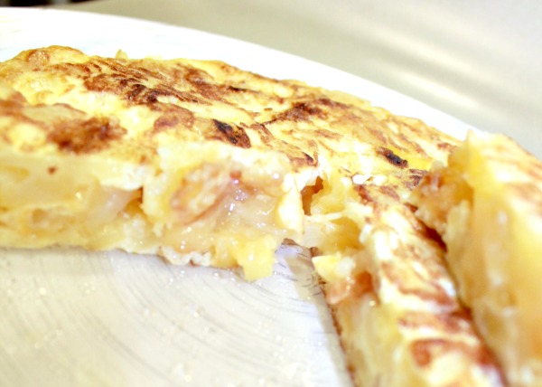 Receta de tortilla de patatas con cebolla, paso a paso y con fotografías