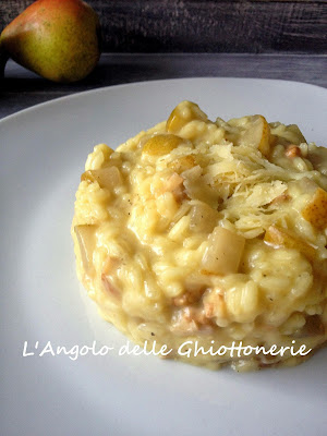 risotto con pere coscia caramellate al miele d'acacia e noci, mantecato al bagòss