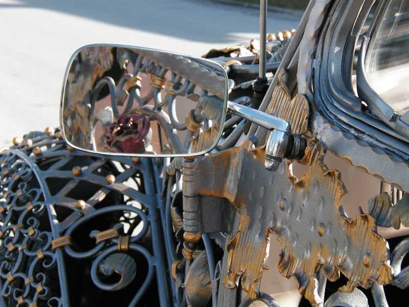 Ursula Jewelry : Car for wire work artist