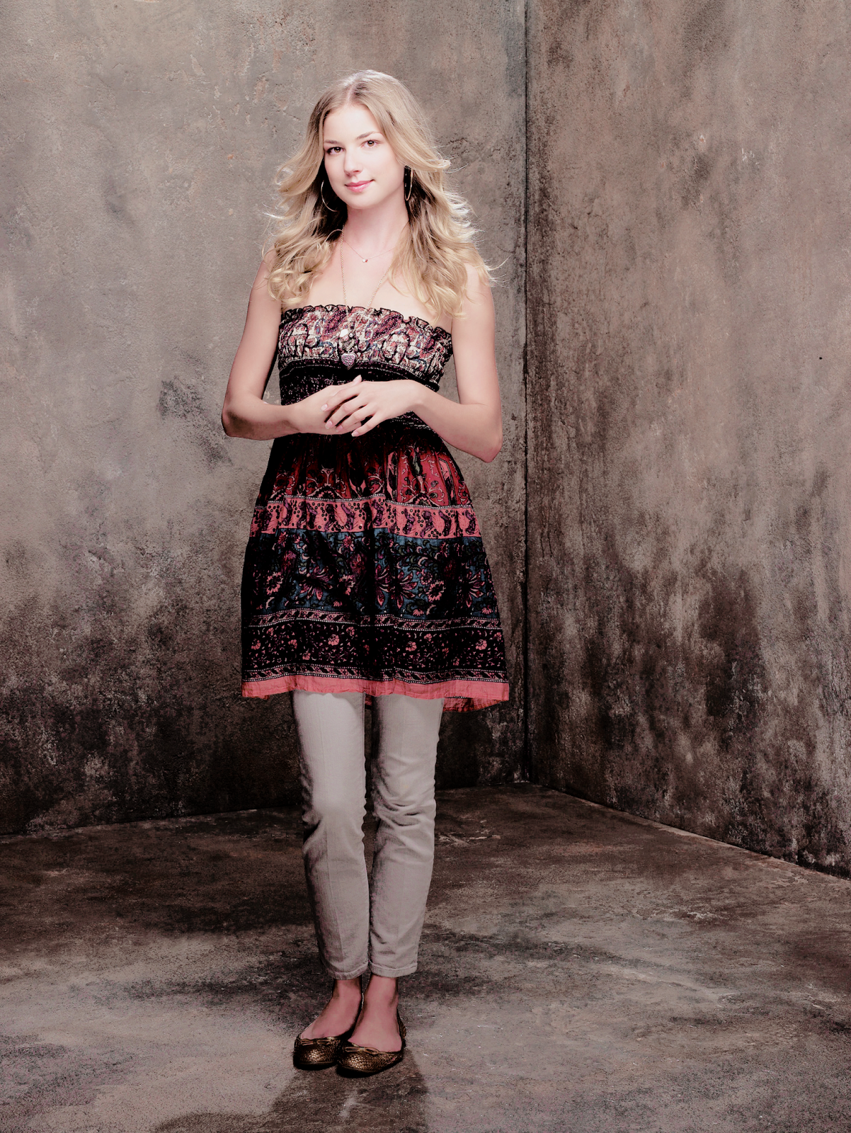Emily VanCamp Brothers and Sisters Season 2 Promotional photo