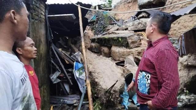 Warga menyaksikan rumah yang rusak akibat terkena tanah longsor di Sibolga. Warga menyaksikan rumah yang rusak akibat terkena tanah longsor di Sibolga.