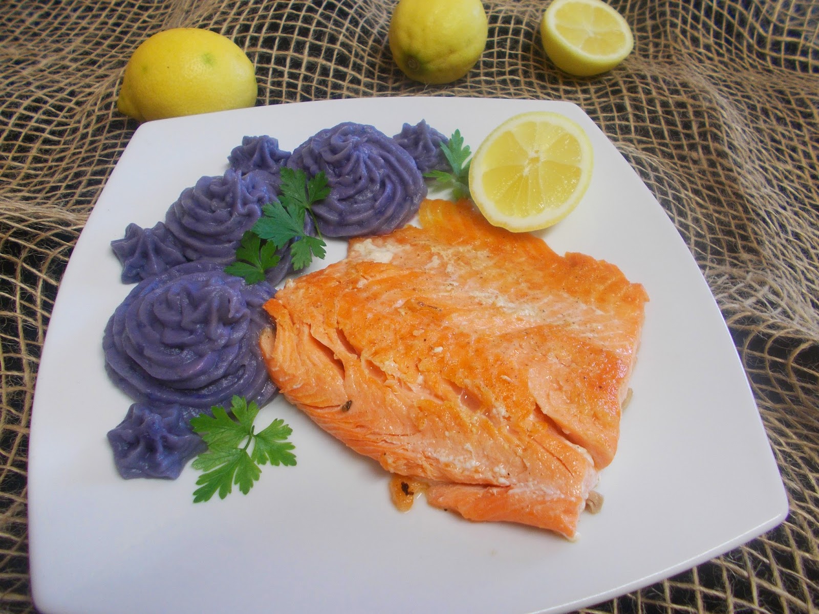 Pastrav somonat cu piure de cartofi violet