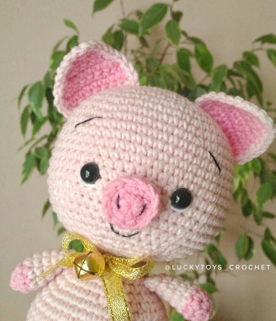 Amigurumi pig crochet toy