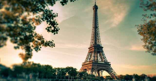 Contoh Descriptive Text about Eiffel Tower dan