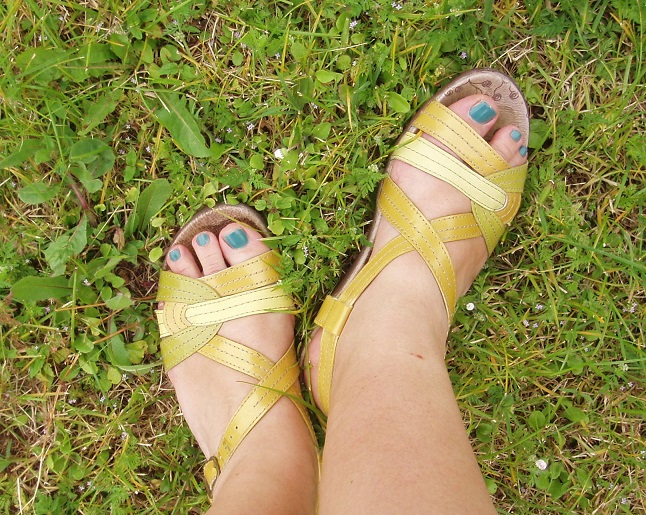 Señora Allnut: yellow sandals