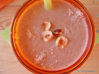 Λαχταριστό φουντουκένιο smoothie με νιφάδες φαγόπυρου, φρούτα και σοκολατένιο ταχίνι