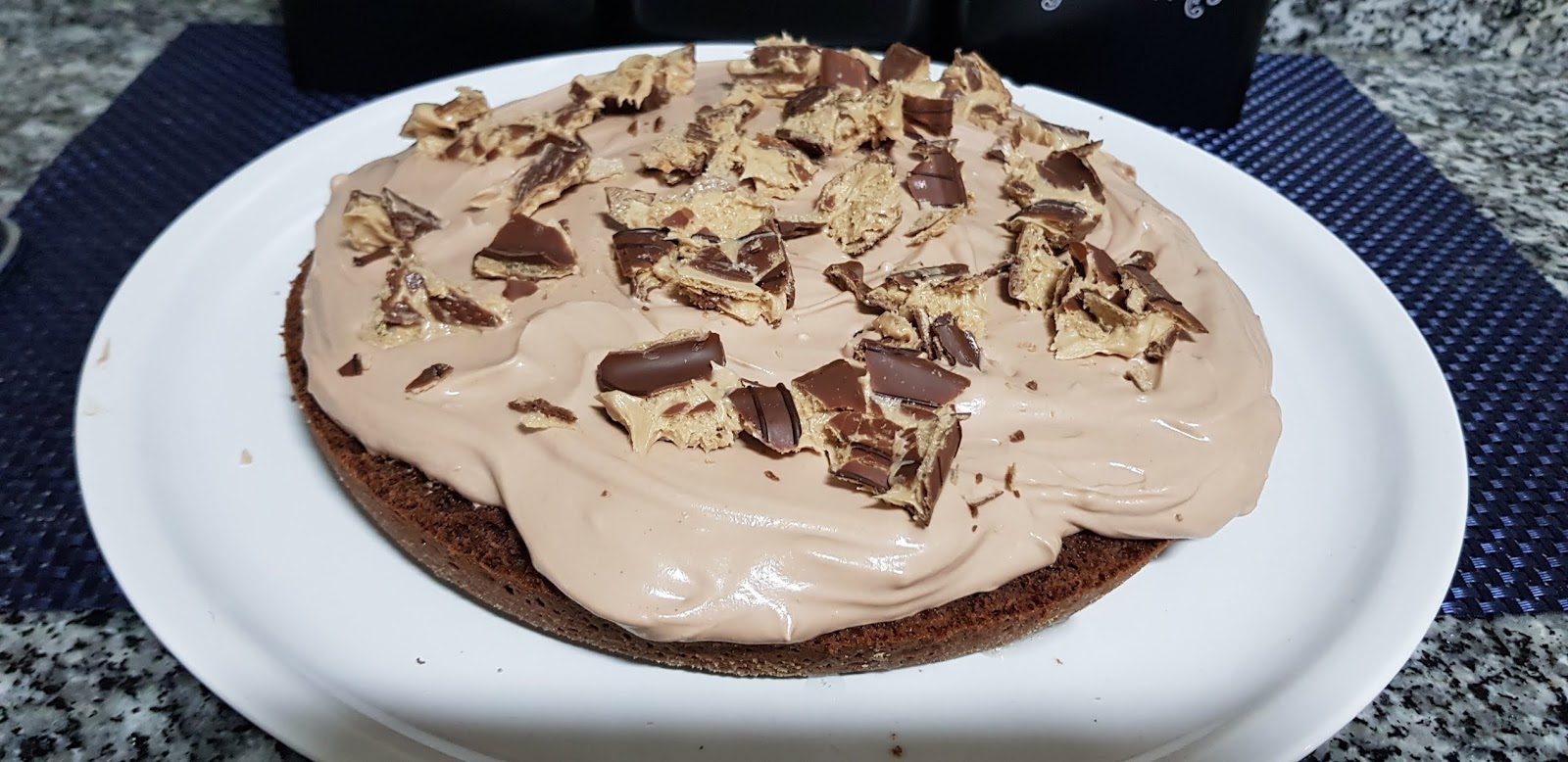 Bolo de chocolate com recheio de kinder bueno. Graça Truques & Dicas