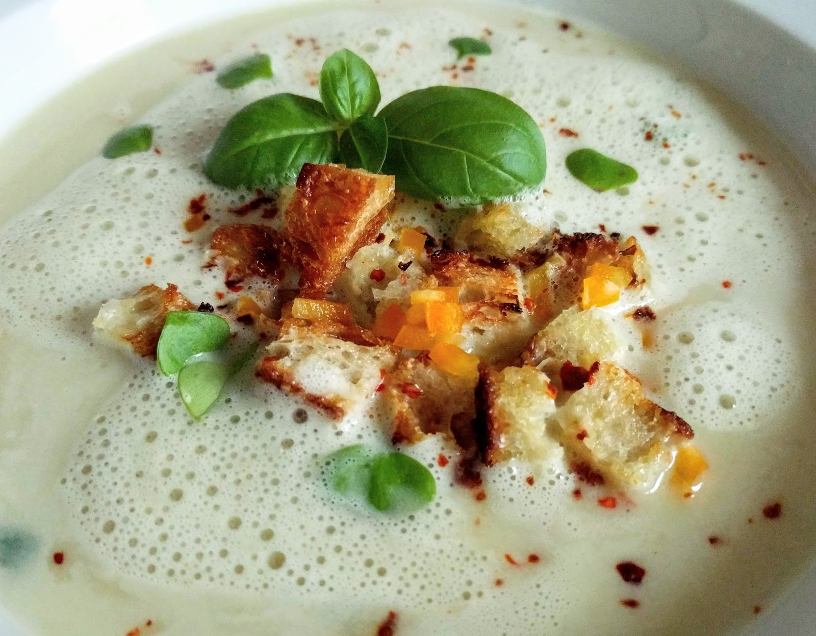 - Zucchinischaum Suppe mit Basilikum