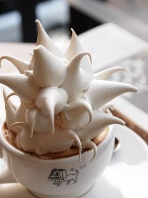 Seni di atas kopi dengan meringue coffee
