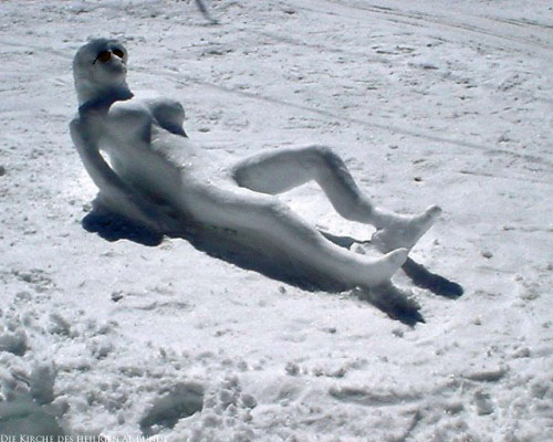 Lustige Schnee-Frau beim Sonnenbaden im Winter