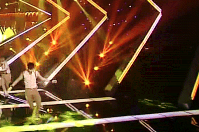 무대 위 돌발상황 대처법이 비슷한 두 아이돌 | 인스티즈