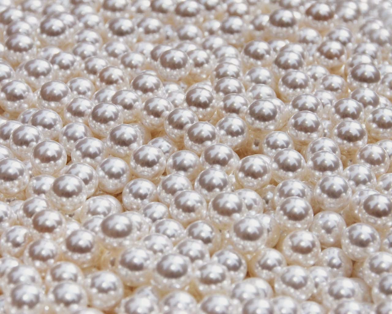 pearls free desktop background by Jeanne Selep