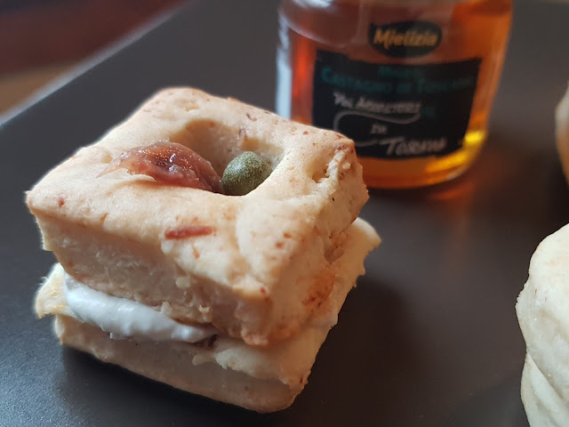 Biscotti salati al miele con crema di robiola e acciughe