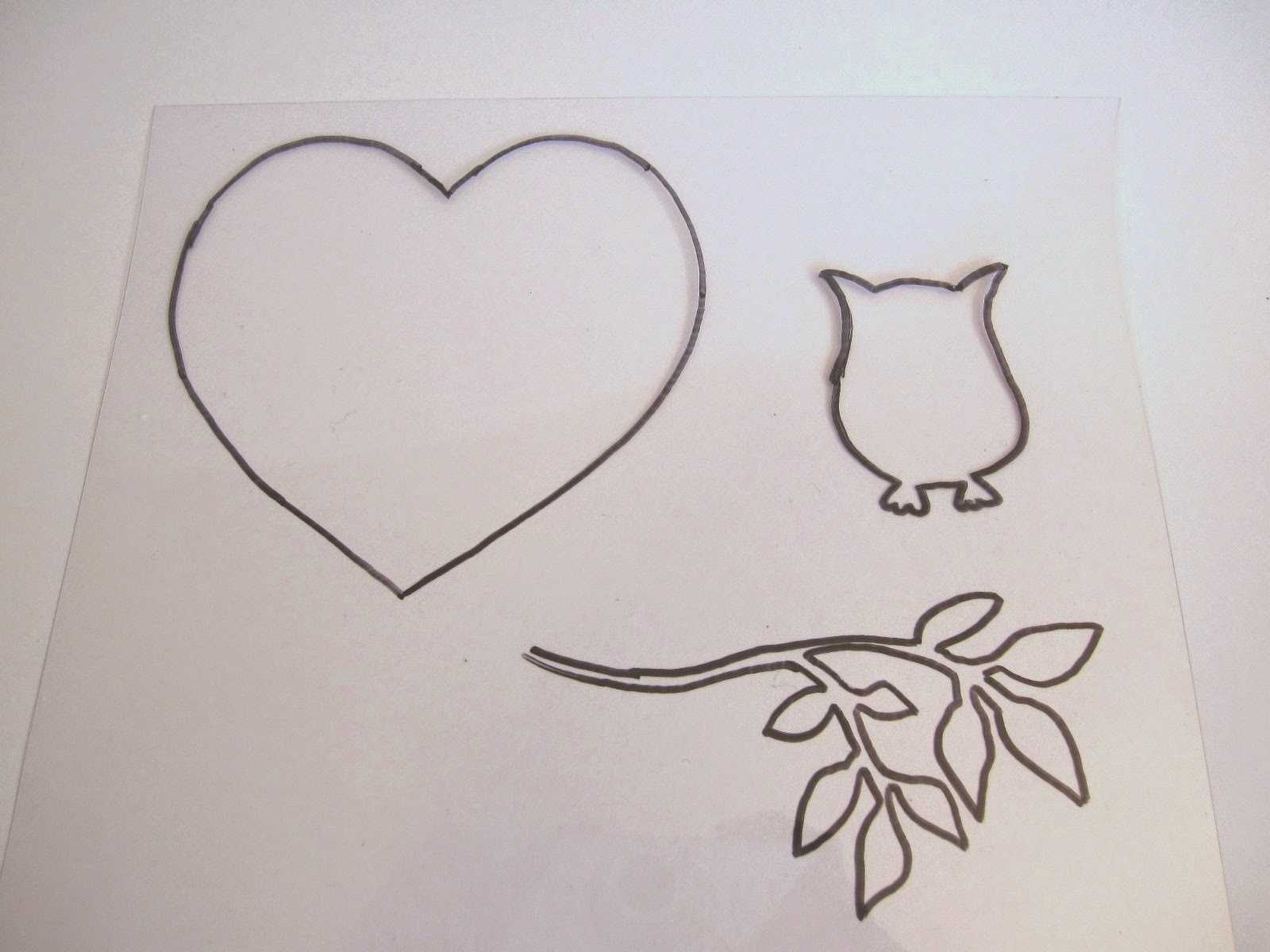 hoja de acetato transparente con dibujo de corazón, búho y rama