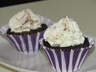 Briose de ciocolata cu crema de mascarpone / Chocolate muffins with mascarpone cream