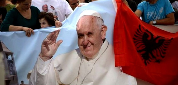 «Ένδοξο έθνος η Αλβανία» είπε ο Πάπας, αλλά Πάπες σκότωναν τους αλβανούς που έγραφαν στα αλβανικά