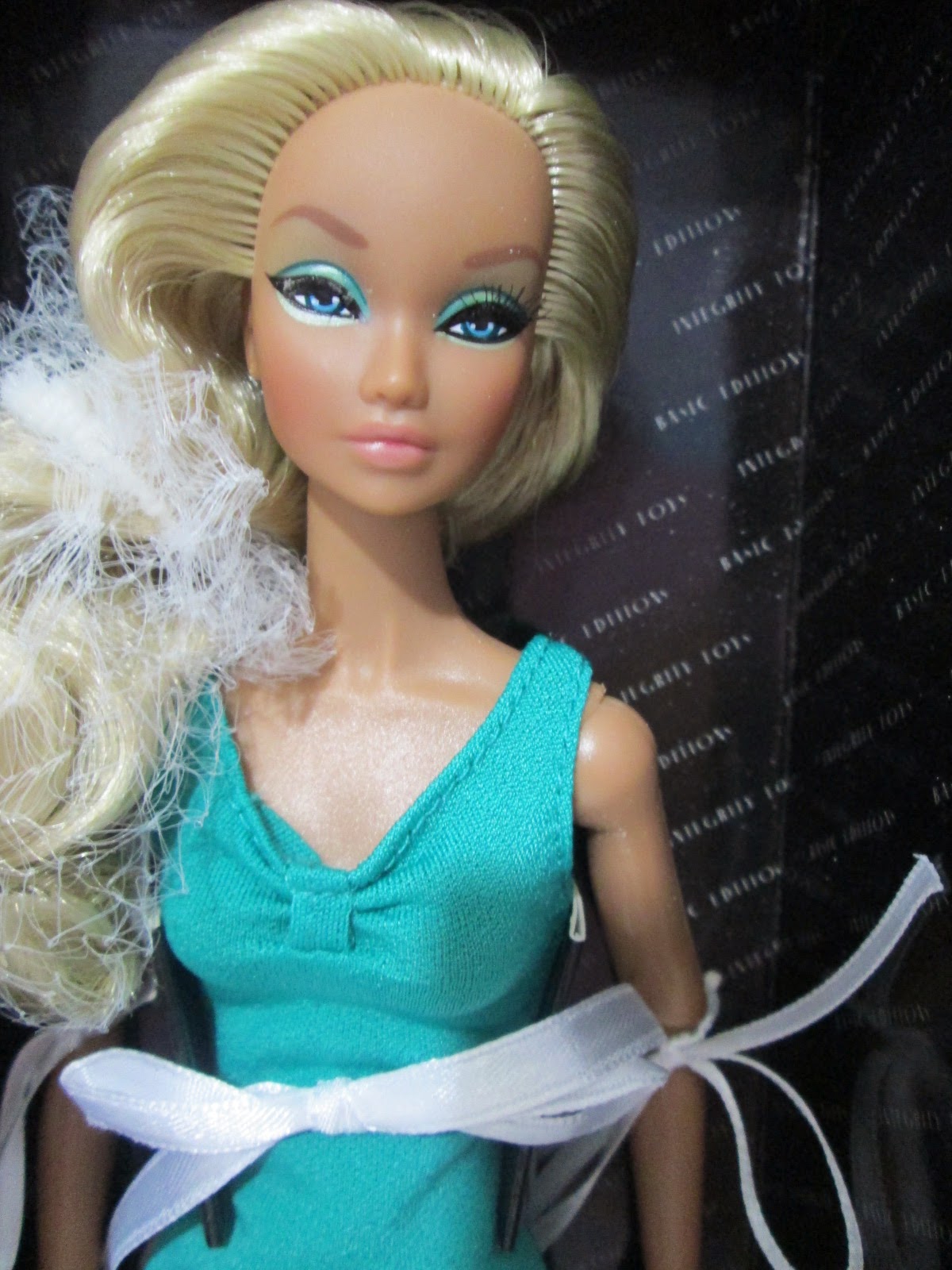 The One Sixth Scale Dollhouse Dolls on Ebay auctions...