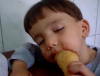 niño se duerme comiendo cono de helado video