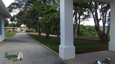 Execução da calçamento de pedra em rua de pedra com as guias de pedra em entrada da sede da fazenda em Atibaia-SP. Calçamento com pedrisco cinza com espessura de 3 cm.