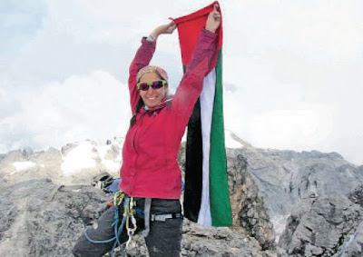 Woww, Wanita Arab Pertama Sukses Daki 7 Puncak Gunung Tertinggi Dunia 