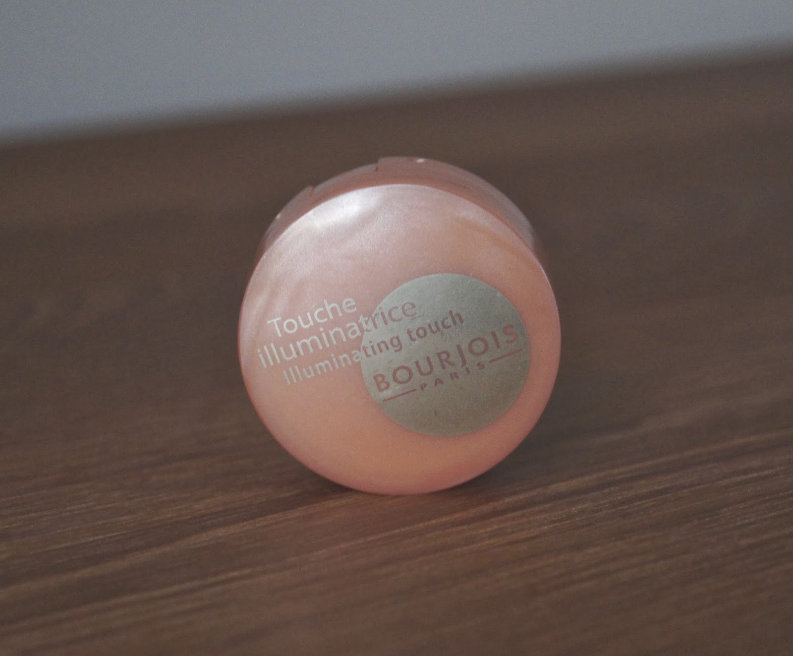 bourjois illuminating touch highlighter review