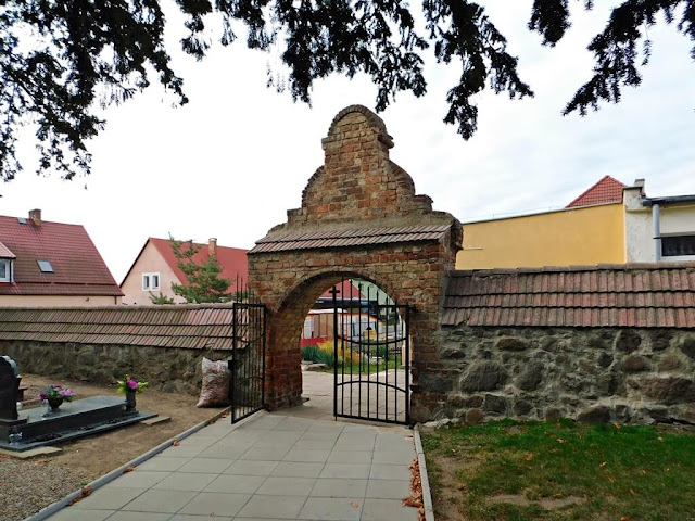 brama wejściowa prowadząca do kościoła w Witnicy cmentarz w witnicy, brama wejściowa do kościoła w witnicy