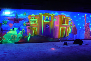 Obraz UV Malowanie obrazu na ścianie technika UV, w ultrafiolecie, mural świecący w ciemności pod ultrafioletem, black light murals