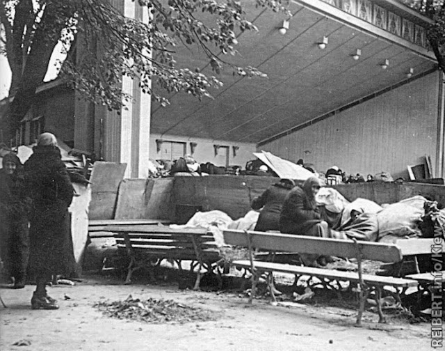 1941 год, Киев, погорельцы в летнем театре Мариинского парка